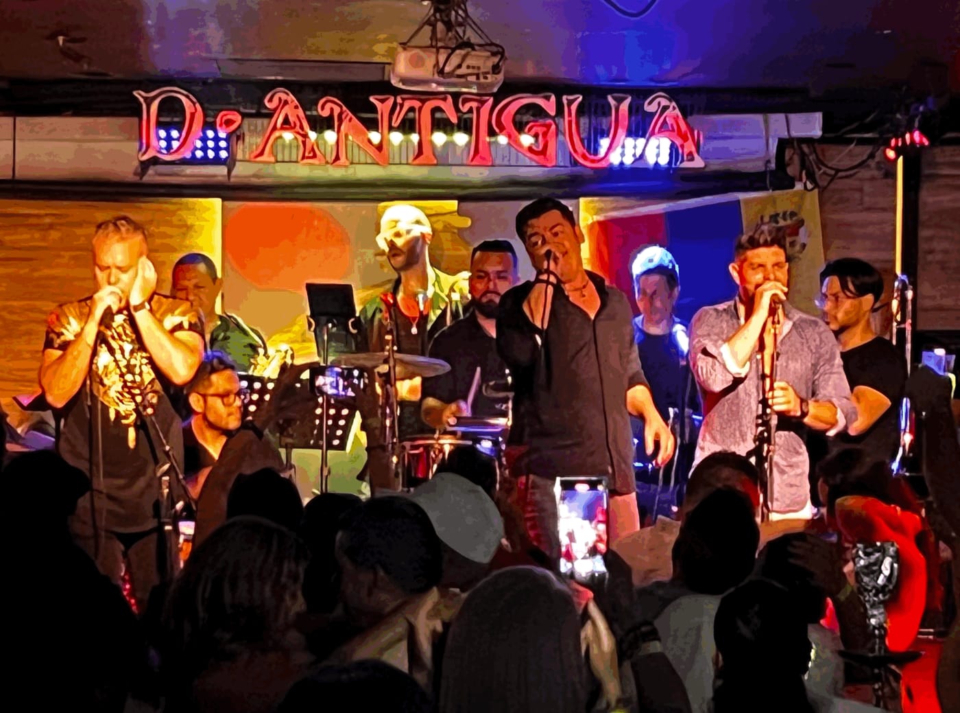 Una banda en vivo en el escenario de D'Antigua